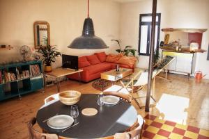 Artistic Loft, Downtown Montpellier, WIFI في مونبلييه: غرفة معيشة مع أريكة حمراء وطاولة