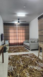 een woonkamer met een bank en een tafel bij KONDO 2 BILIK ALANIS RESIDENCE KOTA WARISAN in Sepang