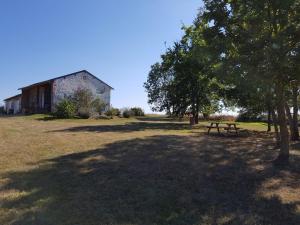 stół piknikowy i stodoła na polu w obiekcie Camping La Petite Houmée w mieście Curzay-sur-Vonne +16 zdjęć