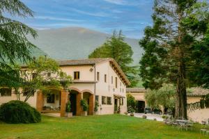 PianeにあるTenuta delle Rose - Country Houseの庭と山を背景にした家