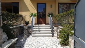 kilka schodów prowadzących do domu w obiekcie B&B Villa Chiara Bed and Breakfast w Taominie