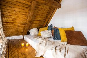 a bed in a room with a wooden ceiling at Casa Meburger 279 