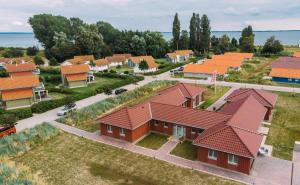 une vue aérienne sur une banlieue résidentielle avec des maisons dans l'établissement Typ D "Midsummer" -Schärenhaus-, à Pelzerhaken