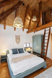 um quarto com uma cama grande e tectos em madeira em Casa Meburger 279 