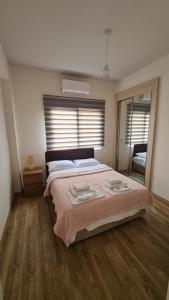 ein Schlafzimmer mit einem großen Bett und einem großen Spiegel in der Unterkunft Oytam apt in Nikosia