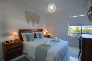 1 dormitorio con 1 cama con 2 toallas en Feel The Ocean Apartment Praia do Cabedelo, en Viana do Castelo