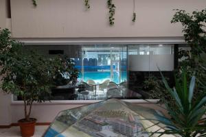 una mesa de cristal con vistas a la piscina en Feel The Ocean Apartment Praia do Cabedelo, en Viana do Castelo