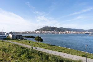 una vista di un grande specchio d'acqua con una città di Feel The Ocean Apartment - Praia do Cabedelo - Viana do Castelo - Front Beach a Viana do Castelo