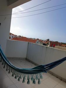 ポンタ・デルガダにあるGorgeous Houseの建物のバルコニーにハンモック
