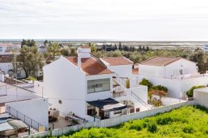 una vista aérea de una casa blanca en FormosaTavira Seaview @Homesbyfc, en Tavira