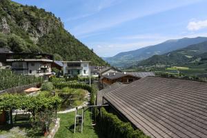 ヴェルトゥルノにあるBachmannhofの山を背景にした村の風景