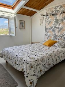 Postel nebo postele na pokoji v ubytování La Casa porticcio - vue mer et montagne