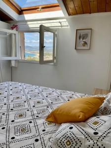 Postel nebo postele na pokoji v ubytování La Casa porticcio - vue mer et montagne