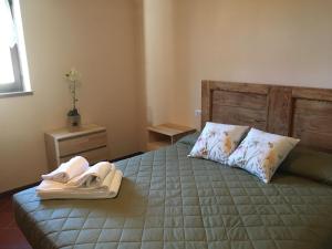 a bedroom with a bed with two towels on it at Chalet Buonriposo in Cremia