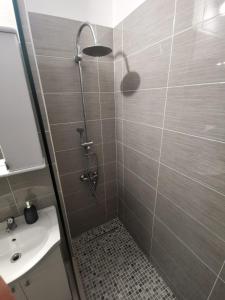 ein Bad mit einer Dusche und einem Waschbecken in der Unterkunft Apartament 2 camere in Bukarest