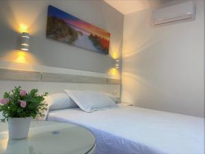 Postel nebo postele na pokoji v ubytování Hostal Los Mellizos