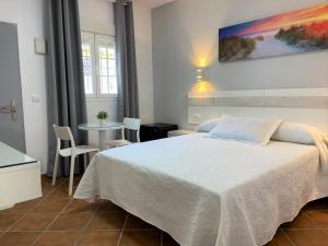 Postel nebo postele na pokoji v ubytování Hostal Los Mellizos