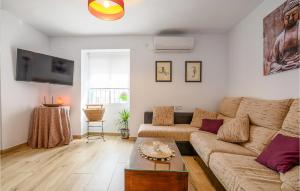 uma sala de estar com um sofá e uma mesa em 4 Bedroom Awesome Home In Almodvar Del Ro em Almodóvar del Río