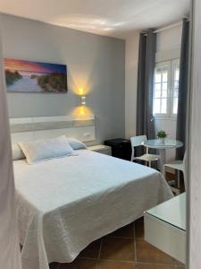 Postel nebo postele na pokoji v ubytování Hostal Los Mellizos
