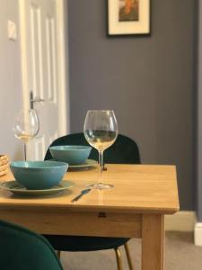 - une table en bois avec deux verres de vin blanc dans l'établissement Lido's View, à Bristol