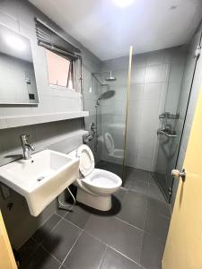La salle de bains est pourvue de toilettes, d'un lavabo et d'une douche. dans l'établissement Superior Maya Kuala Lumpur, à Kuala Lumpur