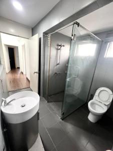 La salle de bains est pourvue d'une douche, d'un lavabo et de toilettes. dans l'établissement Superior Maya Kuala Lumpur, à Kuala Lumpur