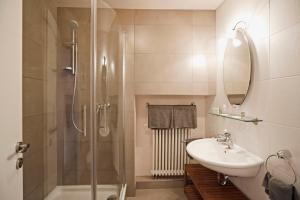 W łazience znajduje się umywalka i prysznic. w obiekcie WEINreich, Gästezimmer & Weinstube w mieście Freinsheim