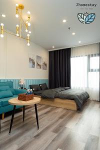 une chambre avec un lit, une table et un canapé dans l'établissement Vinhomes Smartcity-Căn hộ dich vụ -Zhomestay, à Thượng Thôn