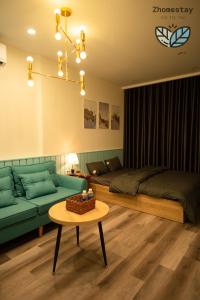 un salon avec un lit et une table dans l'établissement Vinhomes Smartcity-Căn hộ dich vụ -Zhomestay, à Thượng Thôn