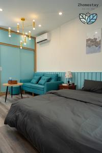 une chambre avec un grand lit et des meubles bleus dans l'établissement Vinhomes Smartcity-Căn hộ dich vụ -Zhomestay, à Thượng Thôn