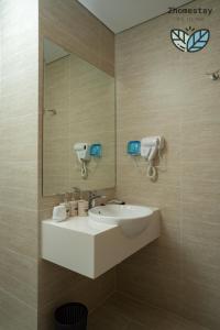 une salle de bain avec un lavabo et un miroir dans l'établissement Vinhomes Smartcity-Căn hộ dich vụ -Zhomestay, à Thượng Thôn