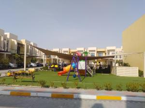 einen Spielplatz vor einem Apartmentkomplex in der Unterkunft Family-Friendly Villa 1br with Play Area+Pool. UAE in Dubai