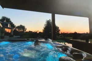 Bazén v ubytování The Barn - Aurora Hoeve - loft met jacuzzi nebo v jeho okolí