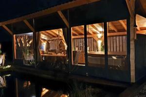 Fotografie z fotogalerie ubytování The Barn - Aurora Hoeve - loft met jacuzzi v destinaci Oldekerk