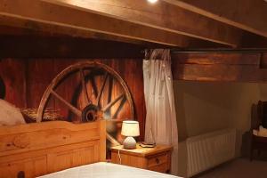 Postel nebo postele na pokoji v ubytování The Barn - Aurora Hoeve - loft met jacuzzi