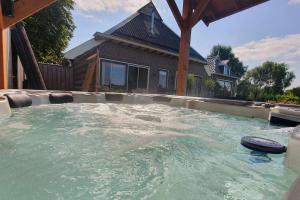 Bazén v ubytování The Barn - Aurora Hoeve - loft met jacuzzi nebo v jeho okolí