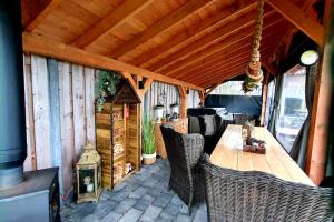 Fotografie z fotogalerie ubytování The Barn - Aurora Hoeve - loft met jacuzzi v destinaci Oldekerk