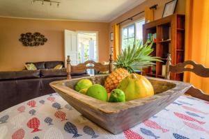 un bol de fruta sentado sobre una mesa en Villa Mille Soleil, en Port Glaud