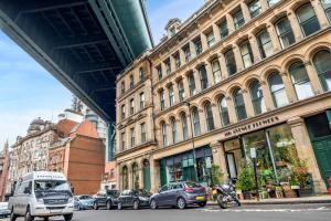 une rue de la ville avec des voitures garées devant des bâtiments dans l'établissement Princes Wharf, Stylish 2 Bed City Centre Apartment, à Newcastle upon Tyne