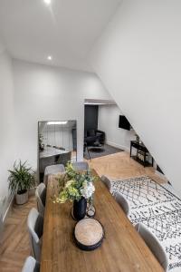 une salle à manger avec une table et des chaises en bois dans l'établissement Princes Wharf, Stylish 2 Bed City Centre Apartment, à Newcastle upon Tyne