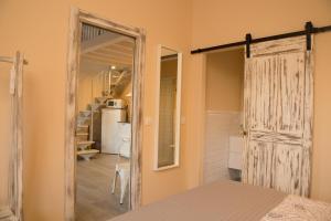 drzwi prowadzące do pokoju z kuchnią w obiekcie Apartamentos Nordeste w mieście Trasierra
