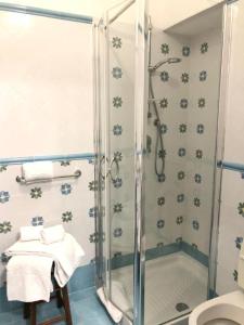 ソレントにあるB&B CASA GARGIULOのバスルーム(シャワー、トイレ付)