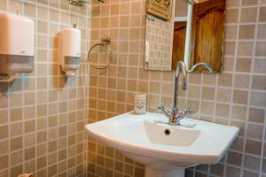 La salle de bains est pourvue d'un lavabo et d'un miroir. dans l'établissement Villa Mille Soleil, à Port Glaud