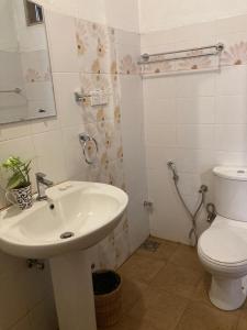 La salle de bains est pourvue d'un lavabo et de toilettes. dans l'établissement Lake Round Residence, à Kandy