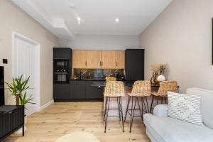 a kitchen with a table and chairs in a living room at Stylish 1 Bed City Centre Apartment (Sleeps 4) in Newcastle upon Tyne