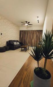- un salon avec un canapé et un ventilateur de plafond dans l'établissement EzyGo Homestay Kuching - P'Residence, à Kuching