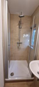 BrieselangにあるHaus am Nymphensee3のバスルーム(シャワー、シンク付)