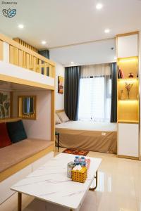Ένα ή περισσότερα κρεβάτια σε δωμάτιο στο Vinhomes Smartcity-Căn hộ dich vụ -Zhomestay