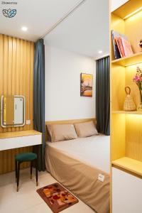 Ένα ή περισσότερα κρεβάτια σε δωμάτιο στο Vinhomes Smartcity-Căn hộ dich vụ -Zhomestay +1 φωτογραφίες
