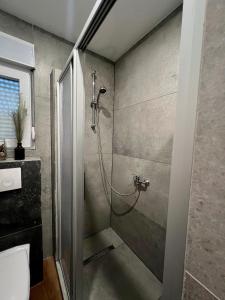 Kylpyhuone majoituspaikassa Ferienwohnung Bispingen
